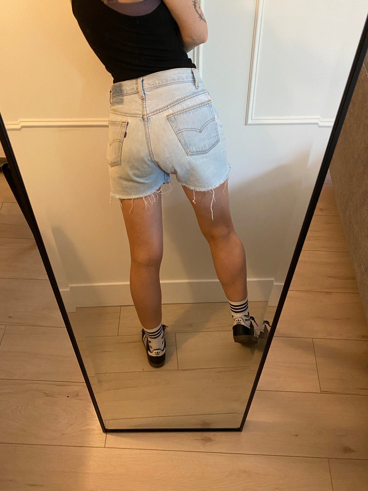 Size 27/28 Levi’s 501 light wash shorts