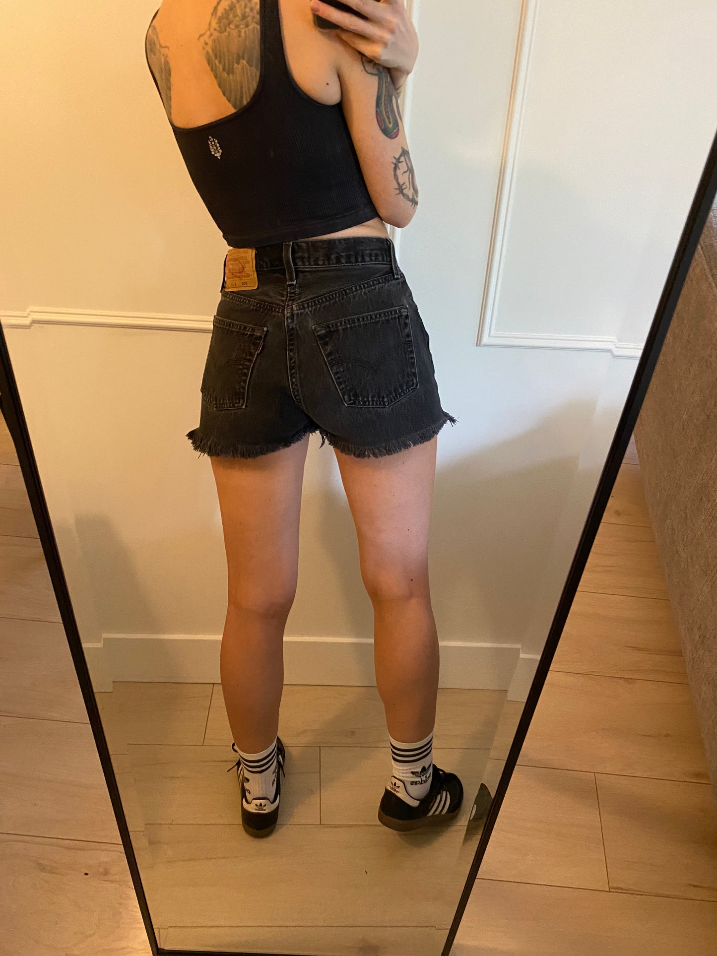 Size 25/26 Levi’s 501 black jean shorts