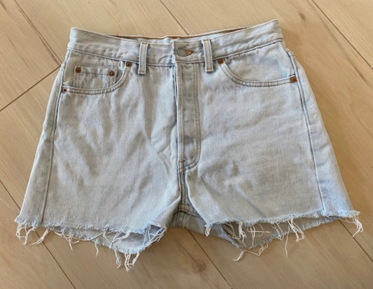 Size 27/28 Levi’s 501 light wash shorts