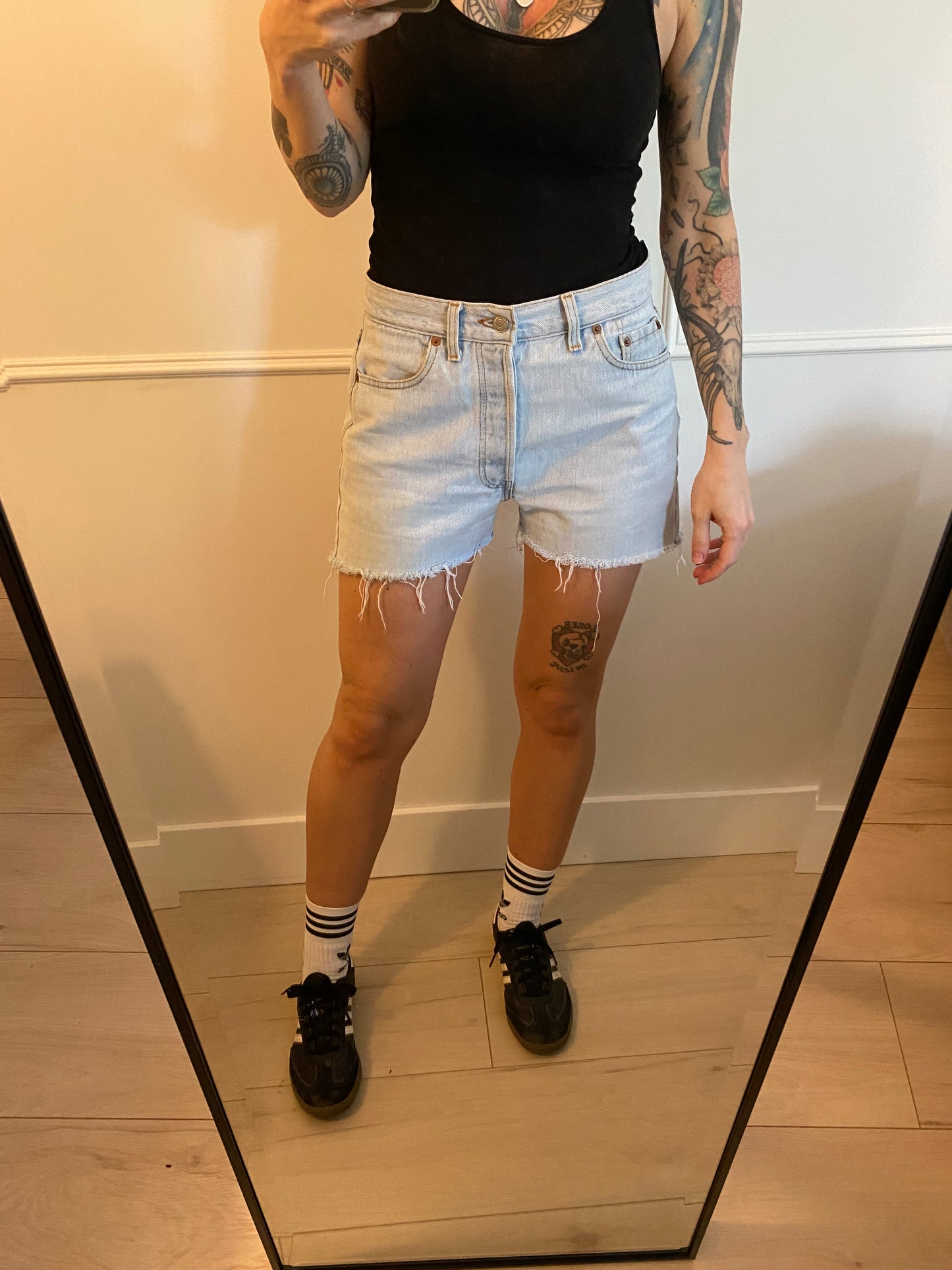 Size 27/28 Levi’s 501 light wash shorts