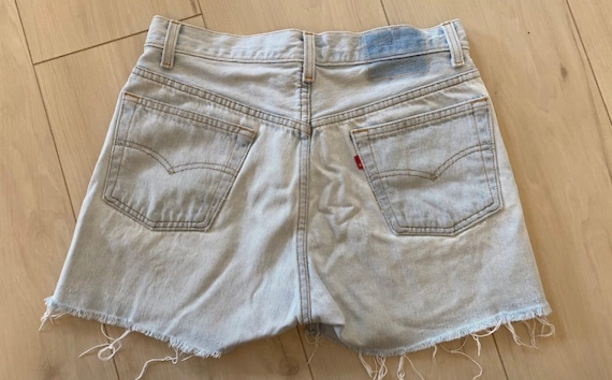 Size 27/28 Levi’s 501 light wash shorts