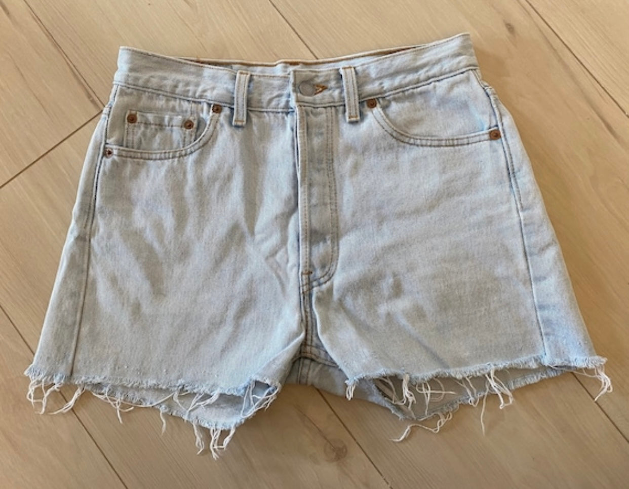 Size 27/28 Levi’s 501 light wash shorts